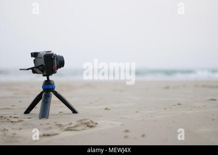 Piccola fotocamera sul cavalletto per scattare una foto del mare in estate il concetto di vacanza Foto Stock