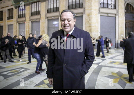 Il Ministro del Turismo della Repubblica di Argentina, Gustavo Santos, durante una conferenza stampa presso l'Hotel Vesuvio a Napoli, Italia, per presentare l'idea di 'cugina del giorno". Un accordo con il sindaco di Napoli Luigi De Magistris, tour operator e compagnie aeree, che consentirà un volo di andata e ritorno dall'Italia a Buenos Aires e viceversa, ad un prezzo favorevole al fine di consentire alle famiglie italiane di ricongiungimento con i parenti emigrati in Argentina e supporto " famiglia " turismo. Dotato di: Gustavo Santos dove: Napoli, Italia Quando: 22 Mar 2018 Credit: IPA/WENN.com * * disponibile solo per la pubblicazione Foto Stock