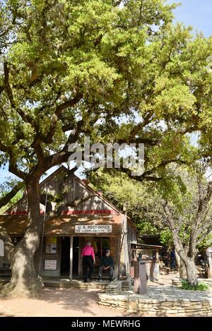 Centro storico di ci in legno Post Office (1850-1971), ormai popolare General Store live country music venue e bar/salone in Luckenbach, Texas, Stati Uniti d'America. Foto Stock