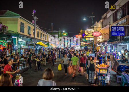 La vita notturna a Khaosan Road nel centro di Bangkok Foto Stock