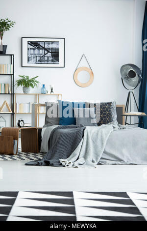 Scaffale in interni eleganti della camera da letto moderna Foto stock -  Alamy