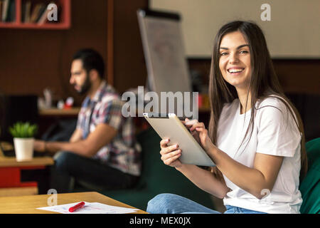 La ragazza sorridente Foto Stock