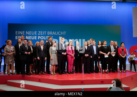 Wiesbaden, Germania. 22 apr, 2018. La SPD leadership canta insieme alla fine della parte la convenzione. Andrea Nahles, il leader del gruppo parlamentare della SPD nel Bundestag (Parlamento tedesco) è stato eletto nuovo presidente della SPD (partito socialdemocratico tedesco). Ha vinto con il 66% contro il suo avversario Simone Lange in una contestazione di elezione. Ella è la prima donna a condurre il partito nei suoi 150 anni di storia. Credito: Michael Debets/Pacific Press/Alamy Live News Foto Stock