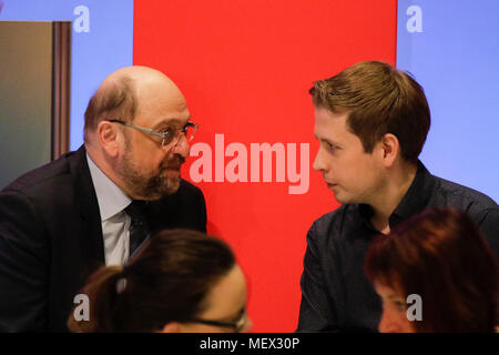 Kevin Kühnert (a destra), il presidente della Jusos, l organizzazione per la gioventù del DOCUP, colloqui con Martin Schulz (sinistra), l'ex presidente della SPD ed ex Presidente del Parlamento europeo, a parte per convenzione. Andrea Nahles, il leader del gruppo parlamentare della SPD nel Bundestag (Parlamento tedesco) è stato eletto nuovo presidente della SPD (partito socialdemocratico tedesco). Ha vinto con il 66% contro il suo avversario Simone Lange in una contestazione di elezione. Ella è la prima donna a condurre il partito nei suoi 150 anni di storia. (Foto di Michael Debets/Pacific Stampa) Foto Stock