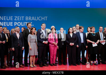 Wiesbaden, Germania. 22 apr, 2018. La SPD leadership canta insieme alla fine della parte la convenzione. Andrea Nahles, il leader del gruppo parlamentare della SPD nel Bundestag (Parlamento tedesco) è stato eletto nuovo presidente della SPD (partito socialdemocratico tedesco). Ha vinto con il 66% contro il suo avversario Simone Lange in una contestazione di elezione. Ella è la prima donna a condurre il partito nei suoi 150 anni di storia. Credito: Michael Debets/Pacific Press/Alamy Live News Foto Stock