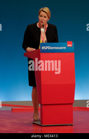 Wiesbaden, Germania. 22 apr, 2018. Franziska Giffey il Ministro federale per gli Affari familiari, cittadini anziani, donne e giovani affronta la convenzione di partito. Andrea Nahles, il leader del gruppo parlamentare della SPD nel Bundestag (Parlamento tedesco) è stato eletto nuovo presidente della SPD (partito socialdemocratico tedesco). Ha vinto con il 66% contro il suo avversario Simone Lange in una contestazione di elezione. Ella è la prima donna a condurre il partito nei suoi 150 anni di storia. Credito: Michael Debets/Pacific Press/Alamy Live News Foto Stock