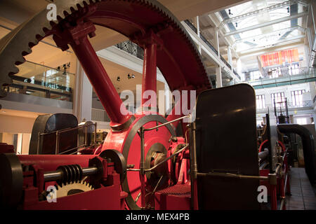 Mill motore da Burnley Ironworks Company dal 1903 presso il Science Museum di Londra, Inghilterra, Regno Unito. Il Museo della Scienza è stata fondata nel 1857 con gli oggetti mostrati nella grande mostra del 1851. Oggi il museo è famosa in tutto il mondo per le sue collezioni storiche, maestose gallerie e mostre di ispirazione. Foto Stock