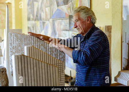 Il paese di San Sperate, Italia Sardegna - Aprile 22, 2014: Italiano muralista e scultore Pinuccio Sciola nel suo paese di San Sperate in Sardegna. Foto Stock