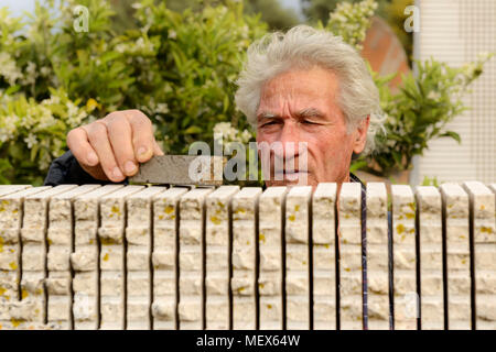 Il paese di San Sperate, Italia Sardegna - Aprile 22, 2014: Italiano muralista e scultore Pinuccio Sciola nel suo paese di San Sperate in Sardegna. Foto Stock