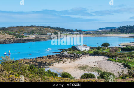 Guardando attraverso il canale del mare di nuovo Grimsby su Tresco da Bryher , Isole Scilly Foto Stock