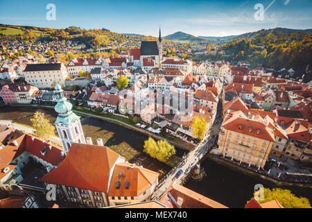 Panoramica vista aerea del centro storico della città di Cesky Krumlov con il famoso castello di Cesky Krumlov, un sito Patrimonio Mondiale dell'UNESCO sin dal 1992, in calo Foto Stock