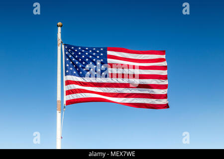 Visualizzazione classica di bandiera degli Stati Uniti sventolare nel vento contro il cielo blu su una bella giornata di sole in estate, Stati Uniti d'America, America del Nord Foto Stock