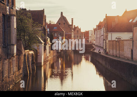 Visualizzazione classica del centro storico della città di Brugge, a cui spesso viene fatto riferimento come la Venezia del Nord, nella bellissima golden. La luce del mattino al sorgere del sole Foto Stock