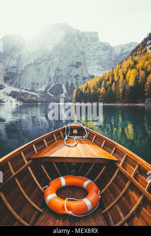 Bellissima vista del legno tradizionale barca a remi su SCENIC Lago di Braies nelle Dolomiti in scenic. La luce del mattino al sorgere del sole, Alto Adige, Italia Foto Stock