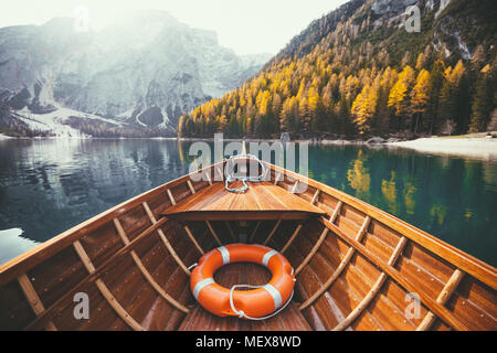 Bellissima vista del legno tradizionale barca a remi su SCENIC Lago di Braies nelle Dolomiti in scenic. La luce del mattino al sorgere del sole, Alto Adige, Italia Foto Stock