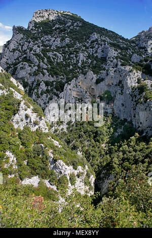 La Gorges de Galamus, Fenouillèdes, Pyrénées-Orientales, Occitanie, Francia: Hermitage de St-Antoine a metà strada giù per la scogliera in ombra profonda Foto Stock