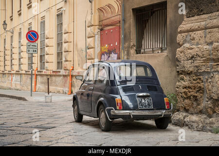 Un originale blu vecchi Fiat 500 automobile parcheggiata in una stradina di Palermo, Sicilia, Italia, 24 ore di trainare il segno della zona anteriore. Foto Stock