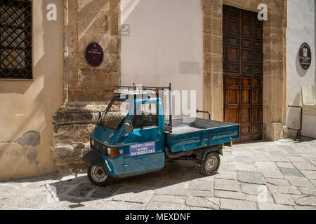 Un vecchio Piaggio Ape E.R.S.U. esterno Palermo, Sicilia, Italia, l'edificio era una volta il Convento dello Schiavuzzo. Foto Stock