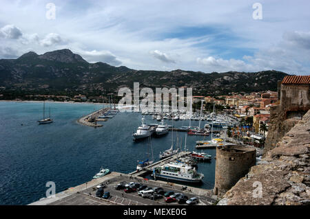 Affacciato sul porto e marina di Calvi dal i bastioni della cittadella di cavi in Corsica, isola francese al largo della costa meridionale della Francia in Med Foto Stock