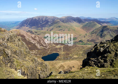 Bleaberry Tarn e la vista sul villaggio Buttermere verso Grasmoor dalla cappella falesie sul Red Pike ad alto stile Ridge, Lake District, Cumbria Foto Stock