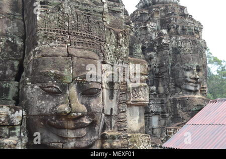 Faccia le sculture presso il tempio Bayon in Angkor Wat Siem Reap Cambogia Asia Foto Stock