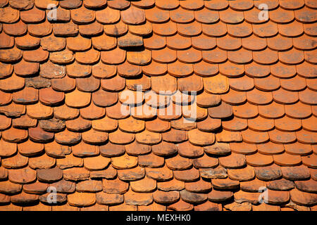 Housetop con gli storici a coda di castoro tegole in Büdingen, Hesse, Germania, Europa Foto Stock