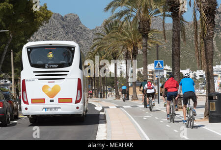 Port de Pollensa, Maiorca, isole Baleari, Spagna. 2018, Cylists cavalcare lungo il lungomare in questa popolare località. Foto Stock