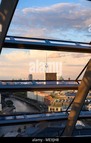 Berlino. Germania. Vista guardando ad est di Berlino dalla cupola del Reichstag verso la Fernsehturm (torre della TV) su Alexanderplatz, Mitte. La vista Foto Stock