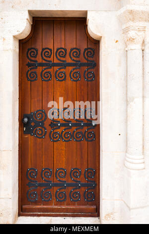 Vecchie porte in legno con elementi in ferro battuto e cerniere Foto Stock