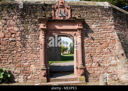 Pietra parete in mattoni e la porta dell'arco per viaggiatori ingresso persone andare a visitare il Museo Lobdengau a Ladenburg città il 28 agosto 2017 a BADEN-WURTTEMBERG, G Foto Stock