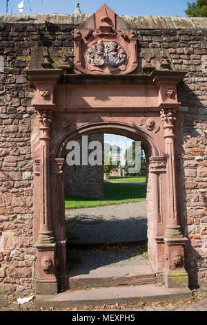 Pietra parete in mattoni e la porta dell'arco per viaggiatori ingresso persone andare a visitare il Museo Lobdengau a Ladenburg città il 28 agosto 2017 a BADEN-WURTTEMBERG, G Foto Stock