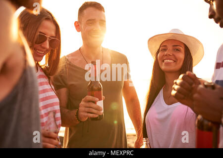 Happy amici chat a parte esterna Foto Stock