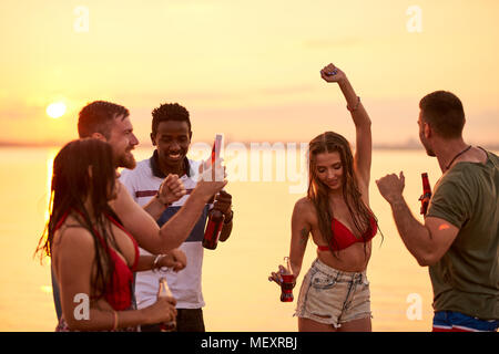 Allegro giovani amici godendo di vacanza al mare Foto Stock