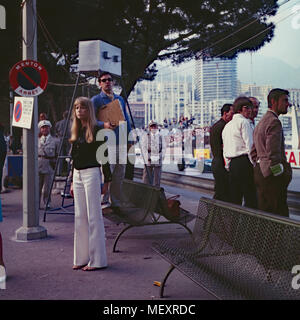 Beatle George Harrison (weißes Hemd) mit Patricia Anne tortino Boyd zu Besuch in Monte Carlo, Monaco 1966. Beatle George Harrison (camicia bianca) e Patricia Anne tortino Boyd in visita a Monte Carlo, Monaco 1966. Foto Stock