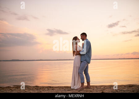 Felice coppia romantica godendo di luna di miele Foto Stock