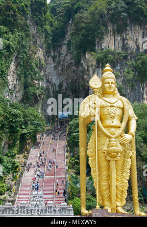 Signore Murugan statua e le fasi di ingresso alle Grotte Batu Kuala Lumpur in Malesia Foto Stock