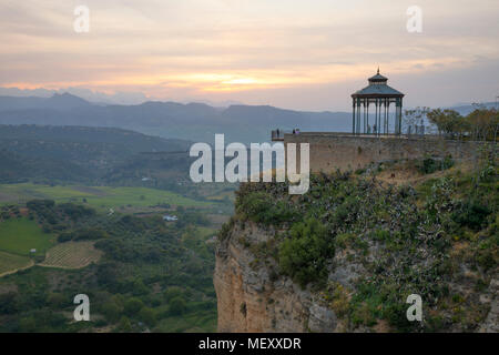 Mirador de Ronda al tramonto con vista sulle montagne della Sierra de Grazalema, Ronda, Andalusia, Spagna, Europa Foto Stock