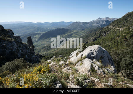 I picchi di El Simancon e El Reloj e la Valle de Gaduares dal Mirador del Puerto de las palomas, Sierra de Grazalema Parco naturale Foto Stock