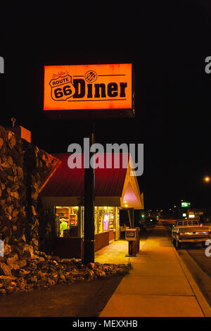 Goldie di Route 66 Diner lungo la storica Route 66 in Williams di notte, Arizona, Stati Uniti. Foto Stock