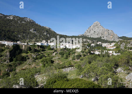 Vista su bianco andaluso villaggio tra le montagne, Grazalema, Sierra de Grazalema parco naturale, Andalusia, Spagna, Europa Foto Stock