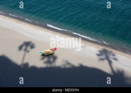 Le ombre delle palme sulla spiaggia di sabbia con la barca, Nerja, provincia di Malaga, Costa del Sol, Andalusia, Spagna, Europa Foto Stock