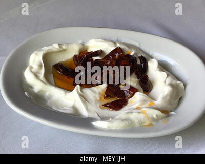 Fried secco pepe rosso con Yogurt / Yogurt / Greco antipasto. I cibi tradizionali. Foto Stock