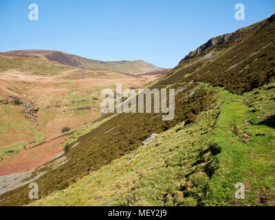 Vista di Nant y Llyn valley ai vertici di Cadair Berwyn e Moel Synch ed in Galles Berwyn Mountains. Le balze di Cerrig Poethion salire sulla destra Foto Stock