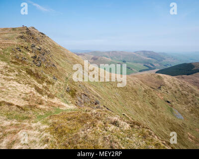 Visualizzare passato il vertice di Cadair Berwyn, oltre Moel yr Ewig in Cwm Maen Gwynedd Foto Stock