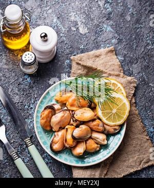 Cozze marinate con limone e spezie Foto Stock