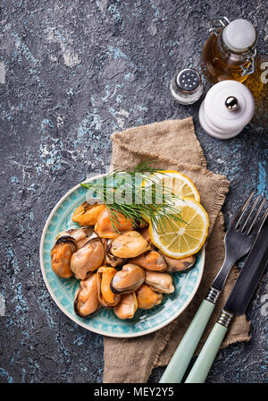 Cozze marinate con limone e spezie Foto Stock