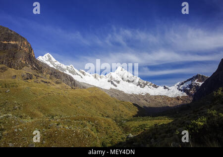 Un paesaggio fantastico intorno Alpamayo, uno dei più alti picchi di montagna nelle Ande peruviane, Cordillera Blanca Foto Stock