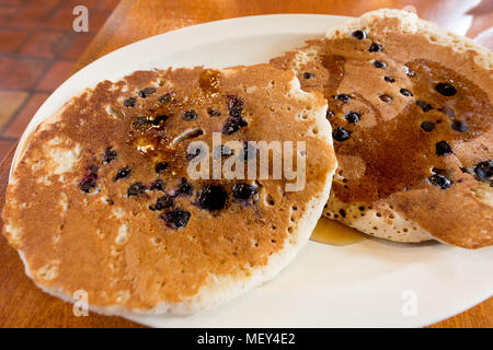 Mirtillo pancake con sciroppo d'acero per una tradizionale colazione americana , Texas USA Foto Stock