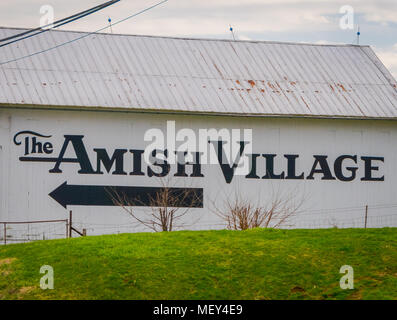 LANCASTER, STATI UNITI D'AMERICA - APRILE, 18, 2018: vista esterna di un edificio bianco scritto nella parete: Il villaggio Amish con una direzione della freccia situato in una fattoria in area di Lancaster Foto Stock