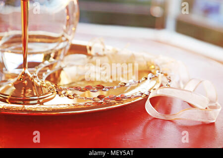 Matrimonio tradizionale corone, decanter e calice - Greek Wedding oggetti Foto Stock